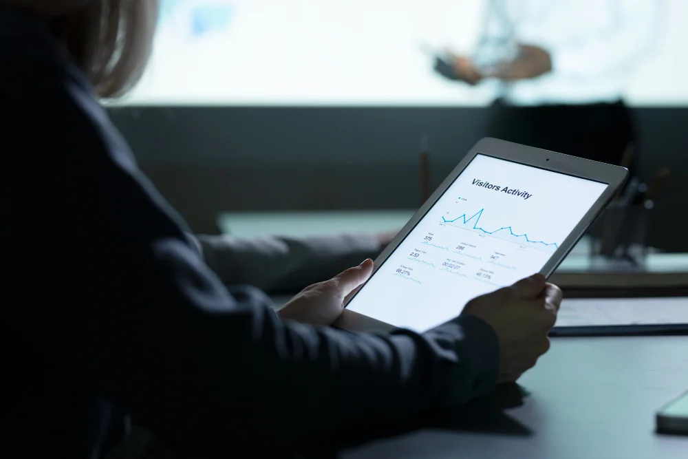 Pessoas analisando dados do e-commerce em tablets.