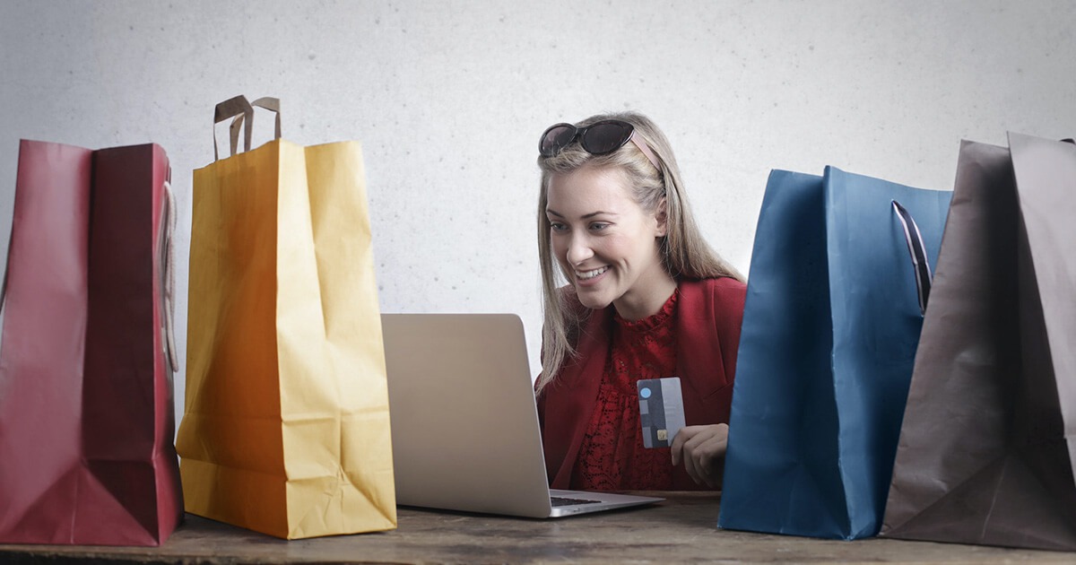 e-consumidora fazendo compras pelo e-commerce