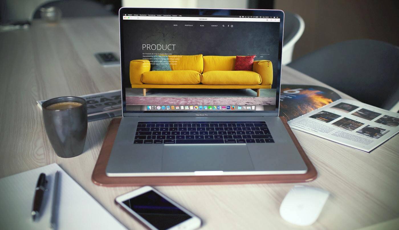 Página inicial de um e-commerce aberta em um computador.