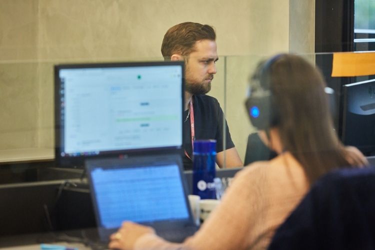 Homem e mulher trabalhando em escritório.