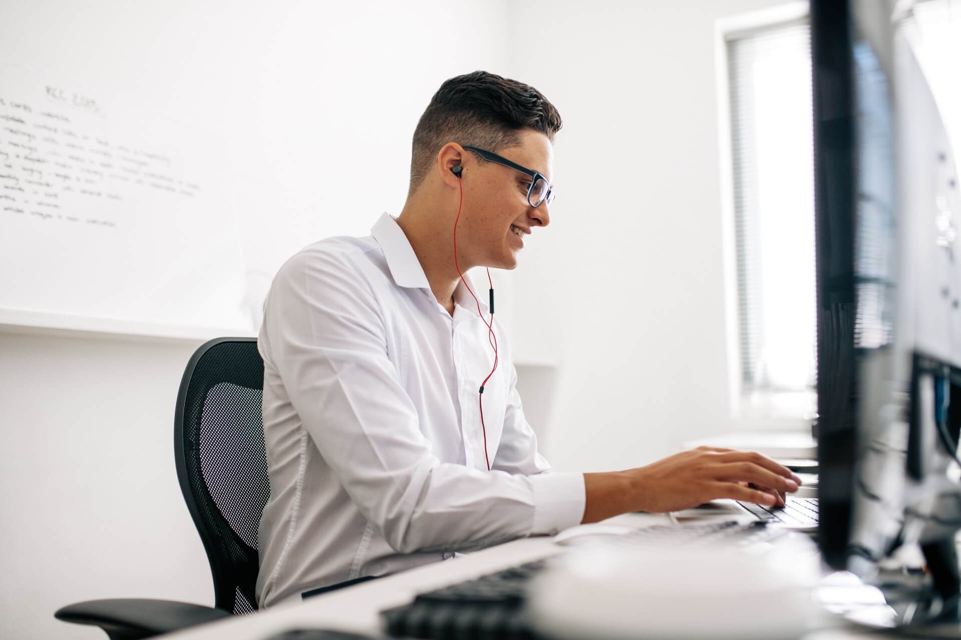 Homem estudando as regras gerais do Madeira Madeira.