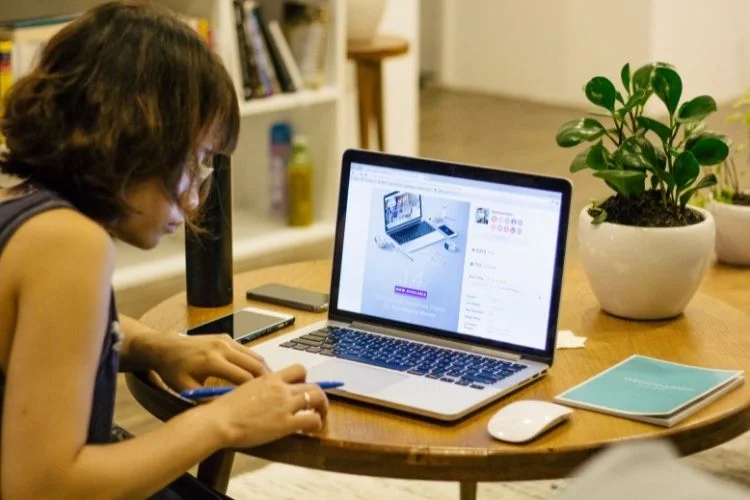 Mulher preparando seu e-commerce para começar a vender.