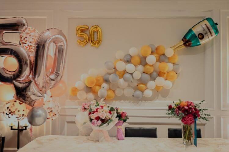 Festa de aniversário decorada com balões, bexigas e flores, vendidas na categoria do Mercado Livre.