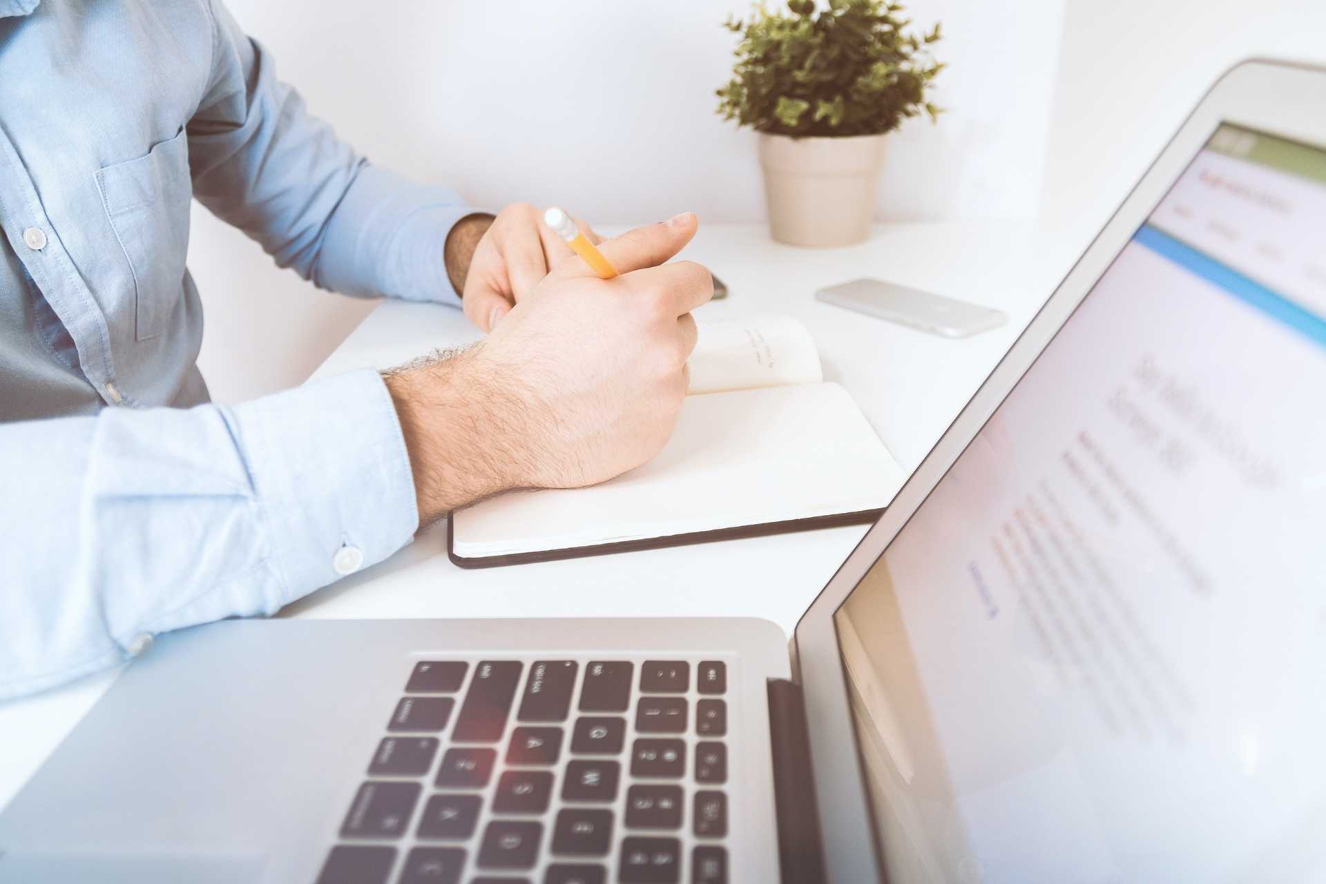 Homem consultando calendário de ecommerce para definir ações.