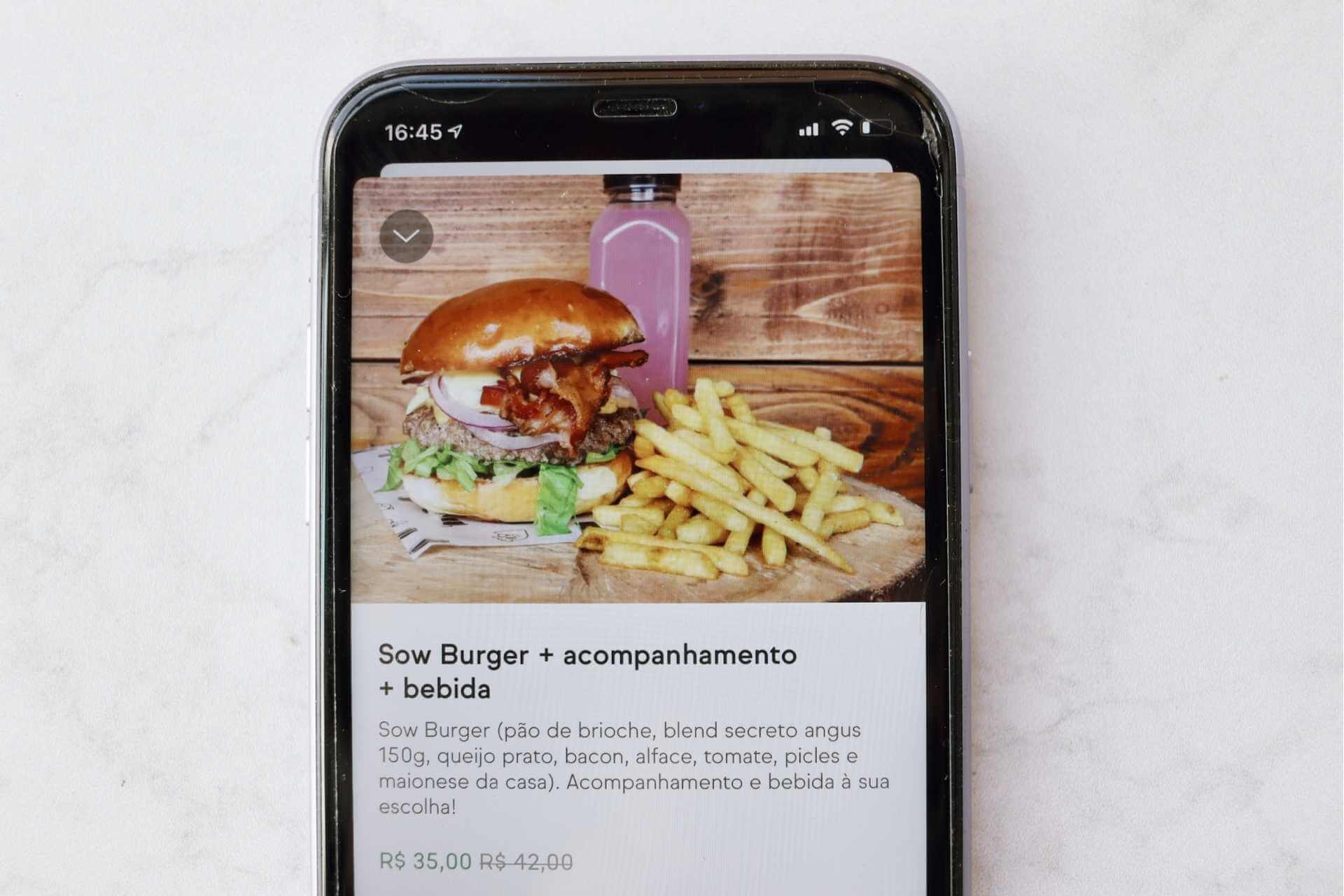 Tela de marketplace de alimentos aberta no celular.