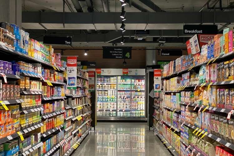 Prateleiras de supermercado repletas de produtos.