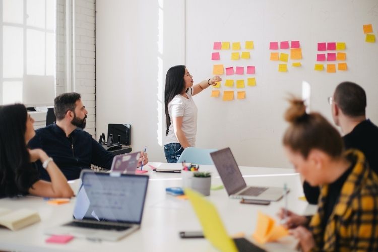 Equipe reunida para estruturar ações de vendas do Dia das Mães nos marketplaces.