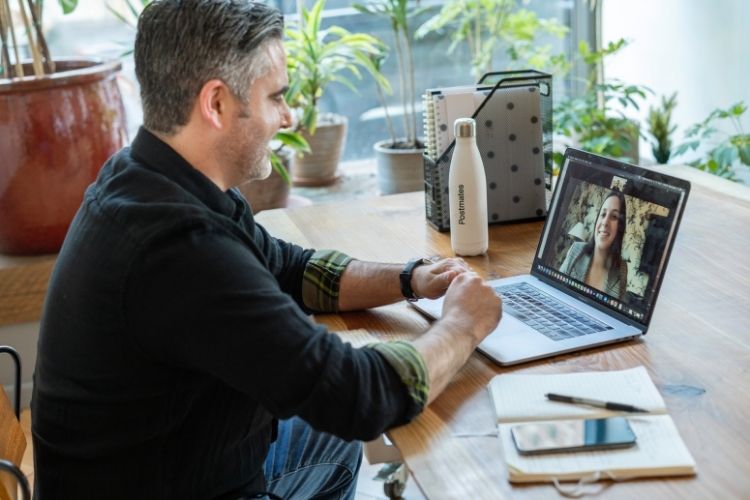 Homem em reunião de feedback com outra colaboradora.