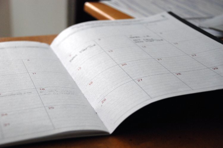 Calendário com datas comemorativas aberto.