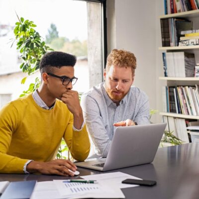 Homens Com Roupas Sociais Olhando Para O Notebook Com Expressão Séria.