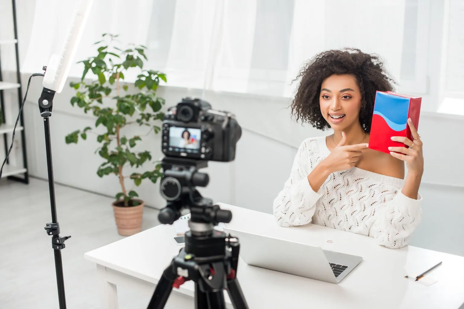 Mulher filmando e falando sobre a importância do creator economy no e-commerce.