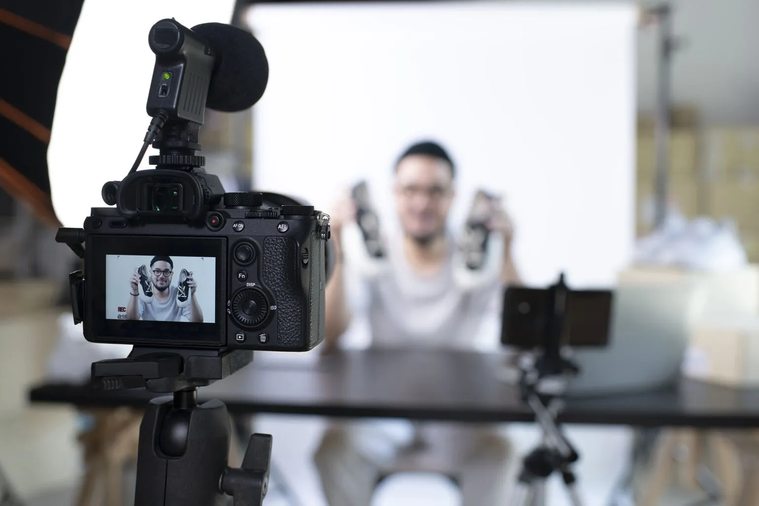 Homem gravando um vídeo e explicando o que é creator economy