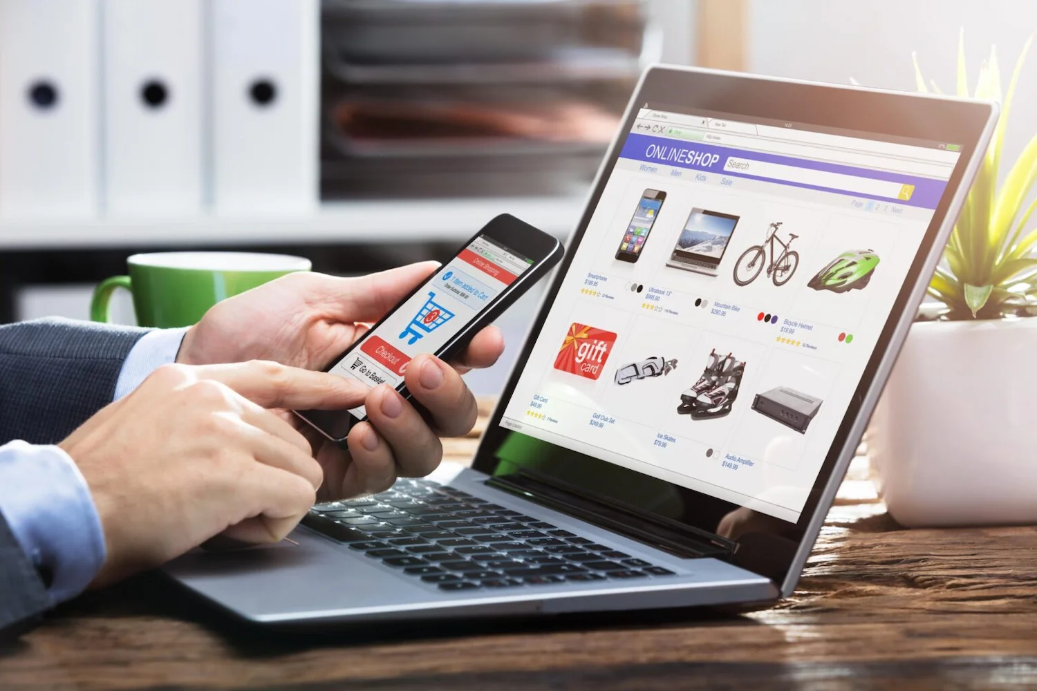 Homem aprendendo a como a anunciar no marketplace pelo notebook
