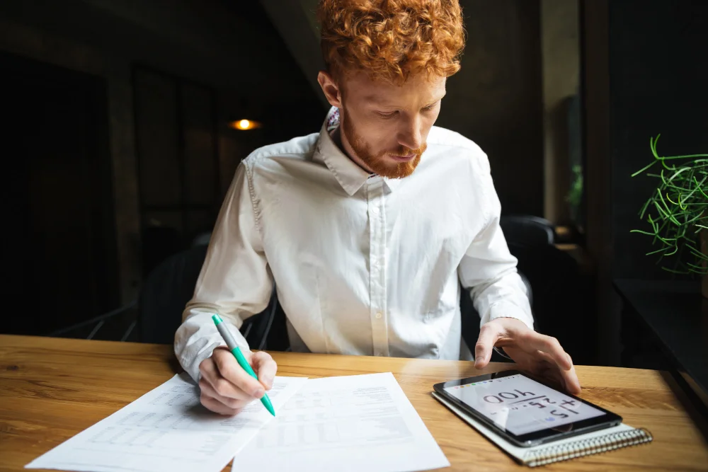 Homem estudando e aprendendo a como a anunciar no marketplace