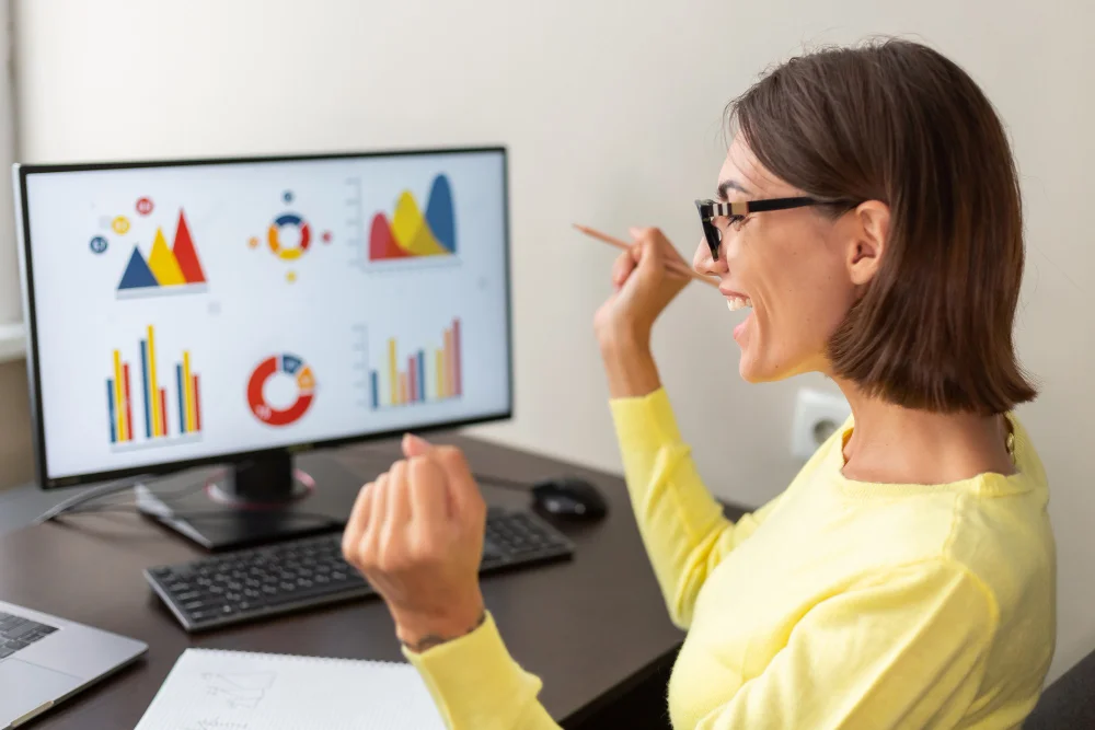 Mulher feliz porque aprendeu a como a anunciar no marketplace 