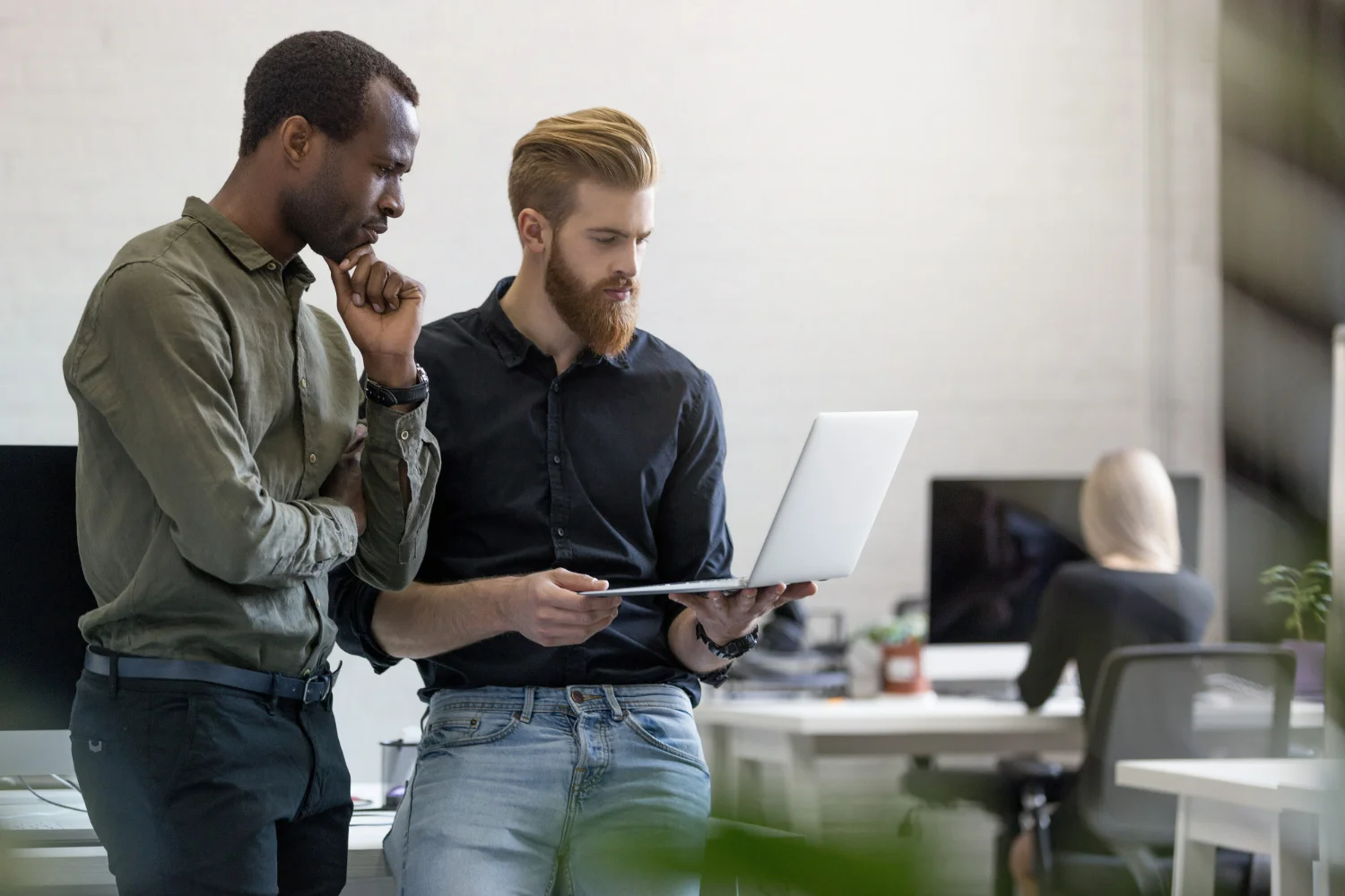 Homens trabalhando em um escritório representando o que é bpo financeiro