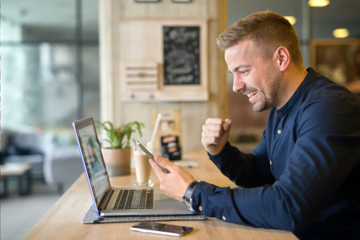 Dono de loja online comemorando a melhora de resultados depois de realizar a integração com marketplace