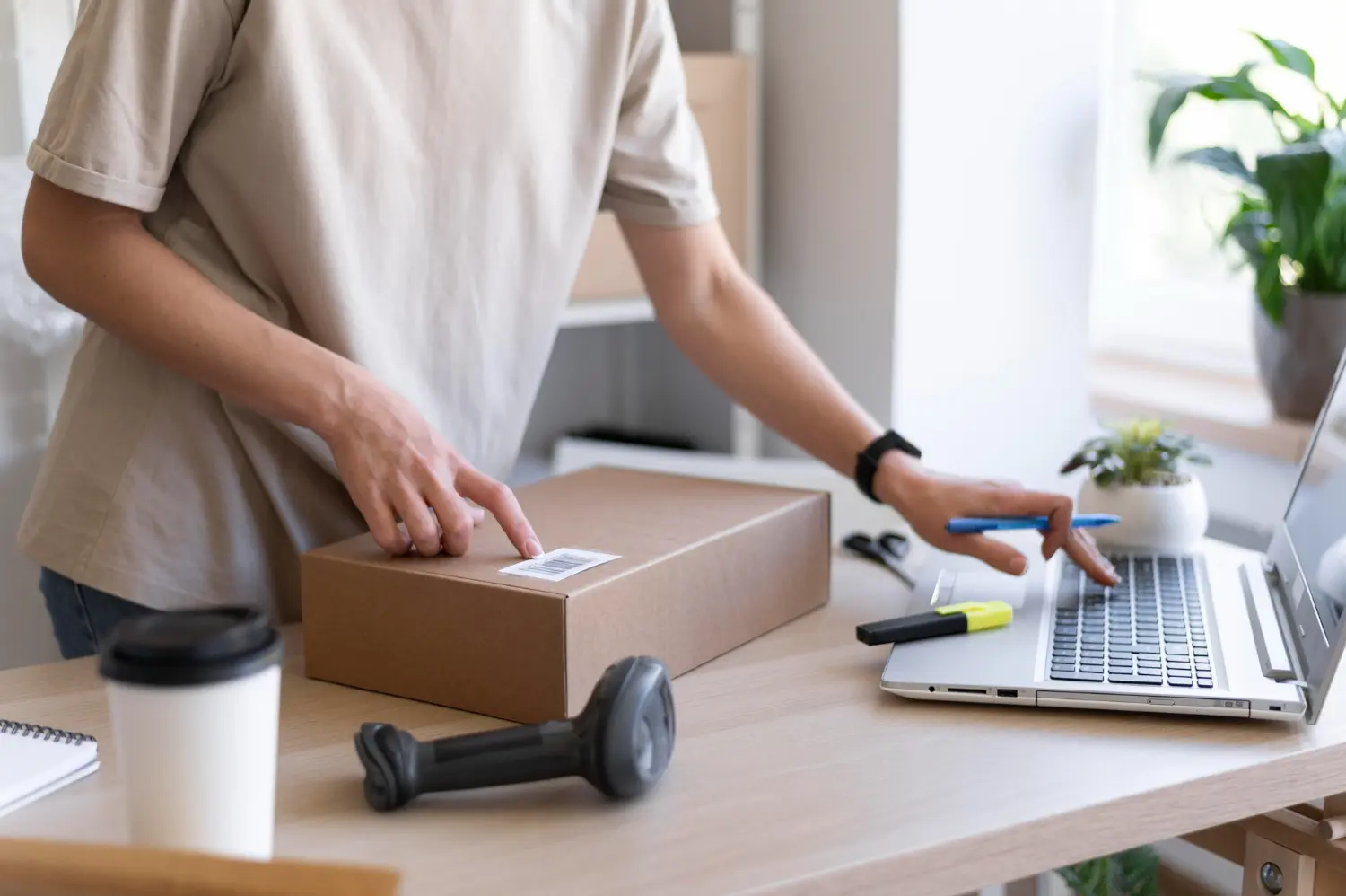 Mulher cadastrando produto em um e commerce que utiliza um hub de marketplace