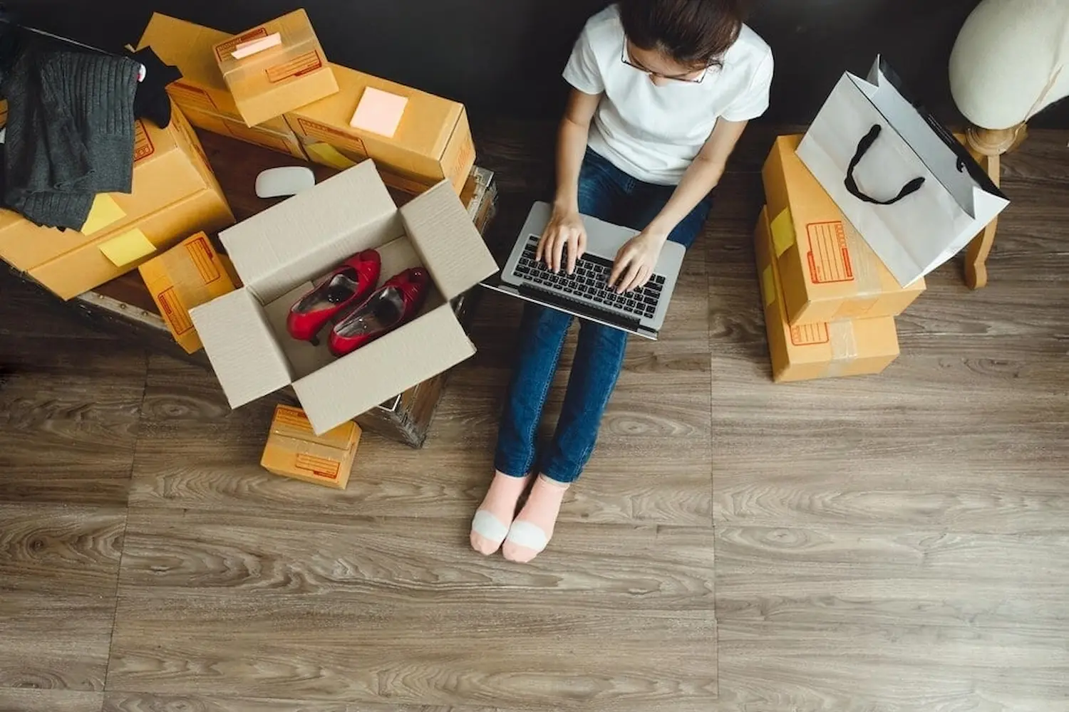 Pessoa pesquisando melhor marketplace para vender