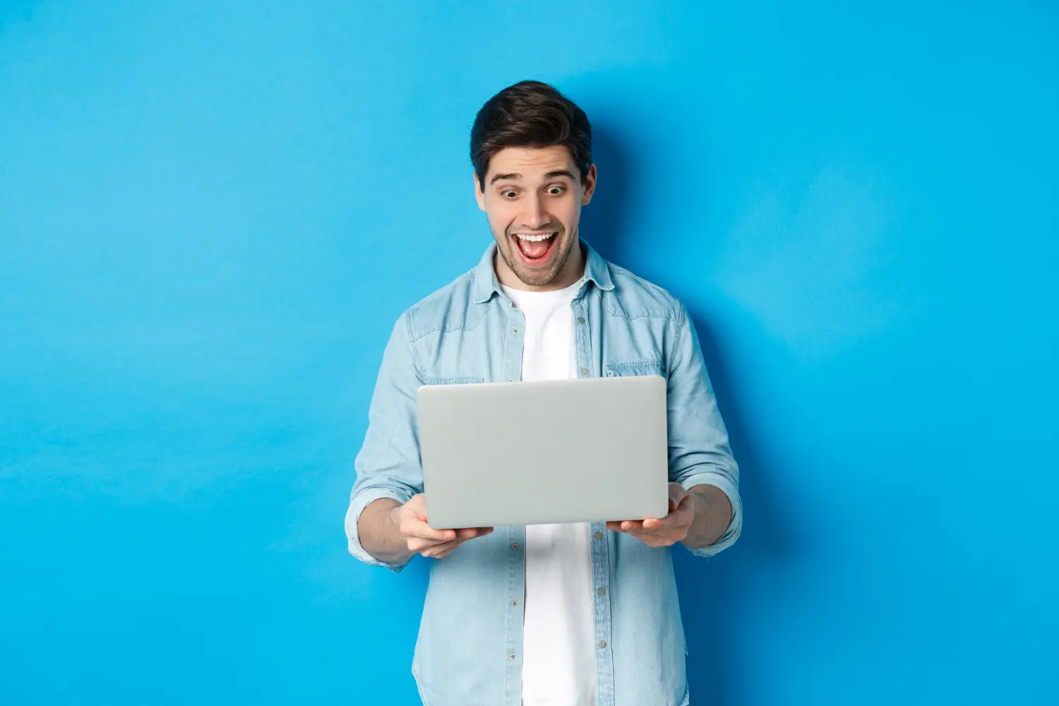 Pessoa feliz recebendo comissões Magalu