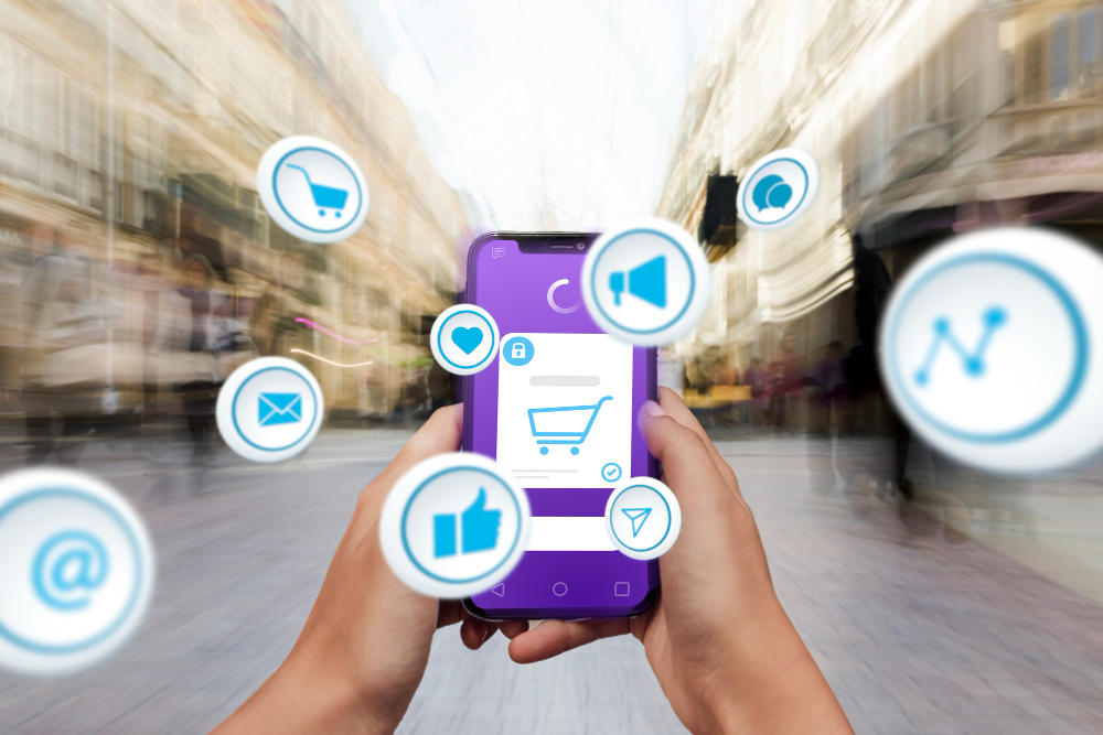 Celular com ecommerce aberto em vários canais