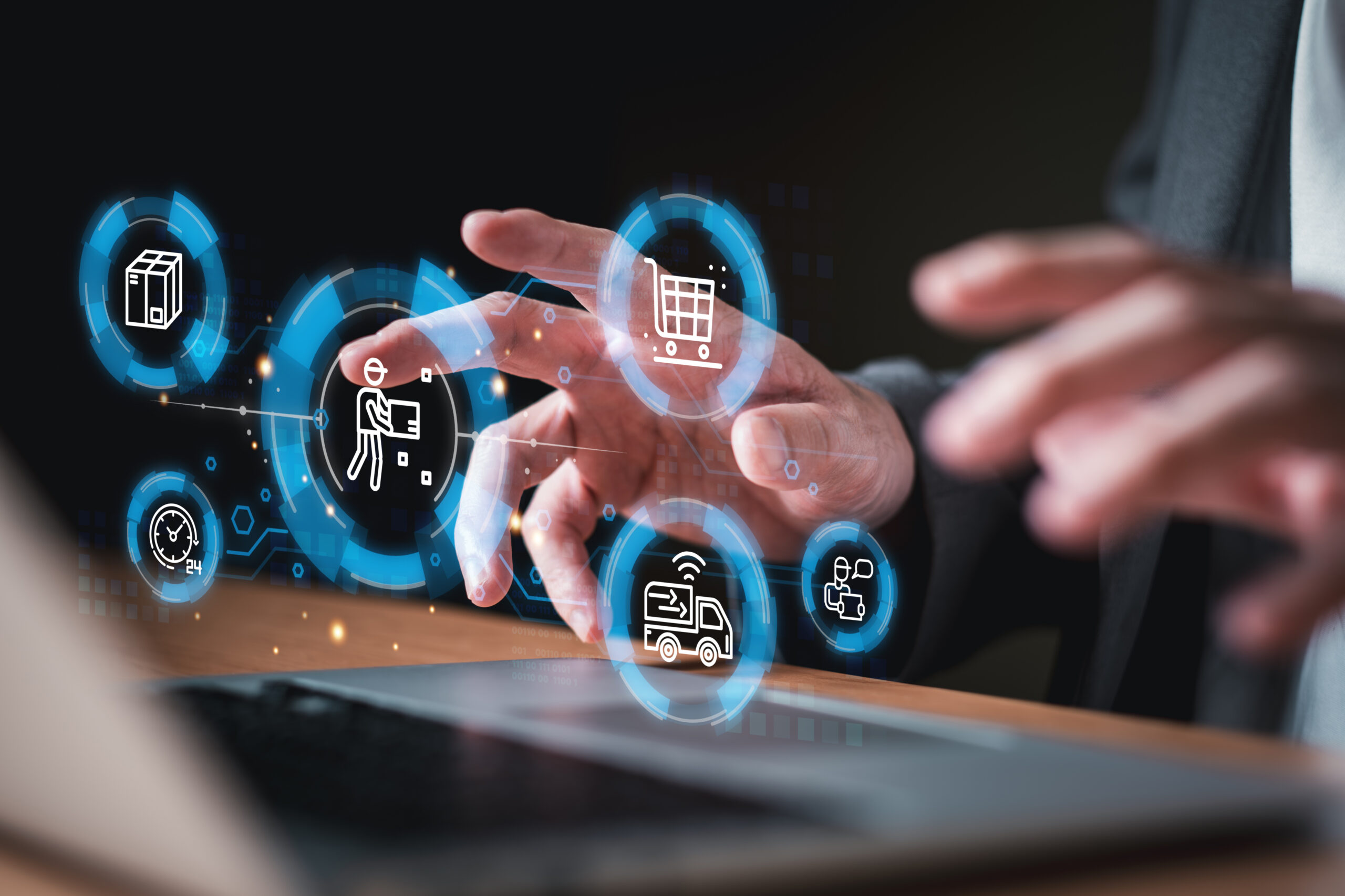 Vendedor de marketplaces usando ferramentas de IA pelo computador.