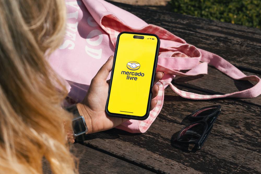 Mulher acessando o Mercado Livre pelo celular para checar as taxas e comissões do marketplace