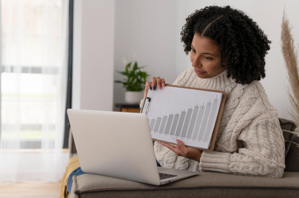 Mulher analisando taxas mercado livre e mostrando para alguém em uma videotransmissão via computador.