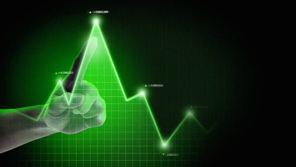 Gráfico em linha verde ascendente com dedo apontando para o topo, simbolizando o crescimento da margem de lucro em marketplaces.