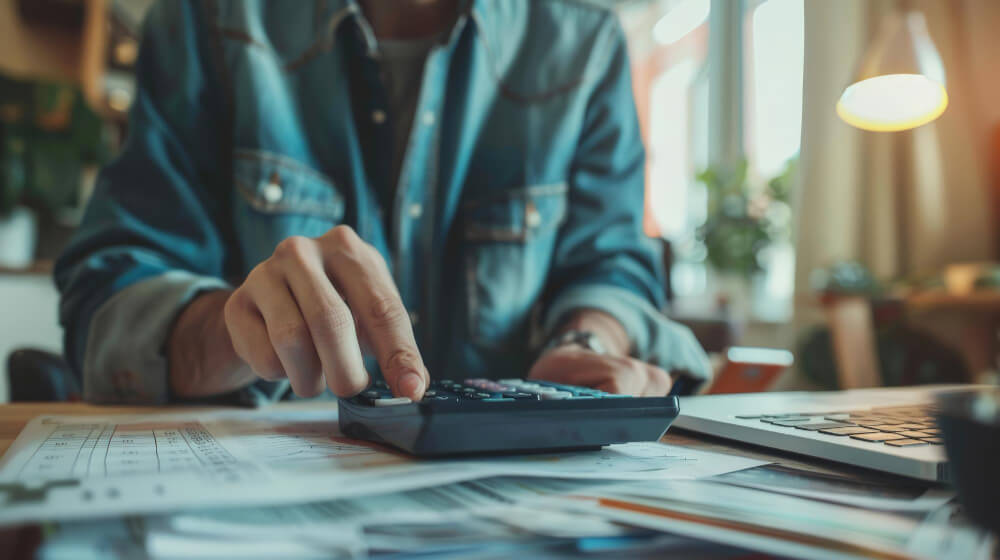 Ilustração de calendário, moedas e documentos financeiros, representando controle do prazo médio de recebimento (PMR) no fluxo de caixa.