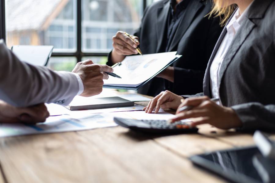 Equipe corporativa discutindo planejamento financeiro e otimização do giro de caixa da empresa.
