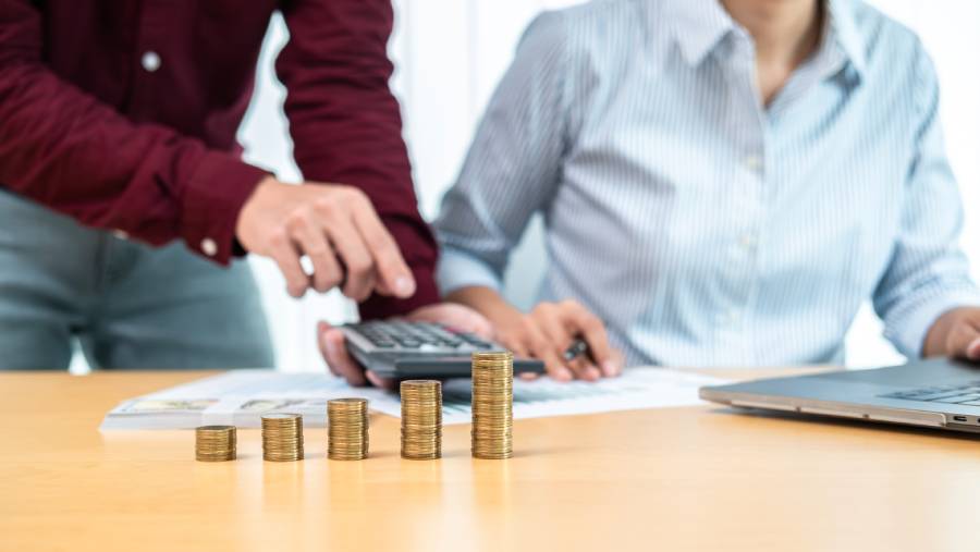 Profissionais analisando indicadores financeiros e estratégias de giro de caixa para controle empresarial.