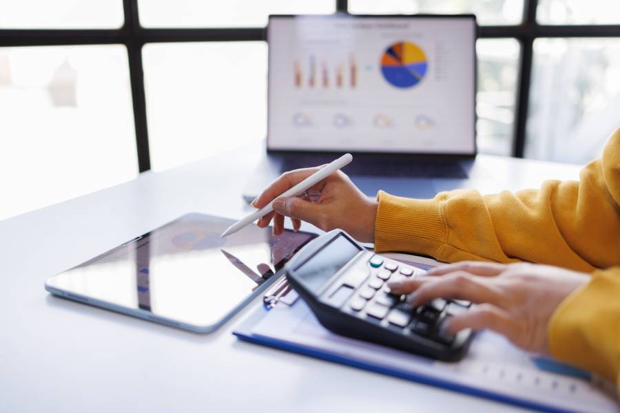 Profissional analisando relatórios financeiros sobre quando o Mercado Livre paga vendedores no marketplace.
