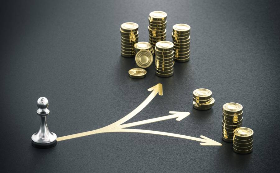 Peão de xadrez diante de três caminhos com pilhas de moedas douradas, representando a escolha estratégica considerando a taxa de marketplace