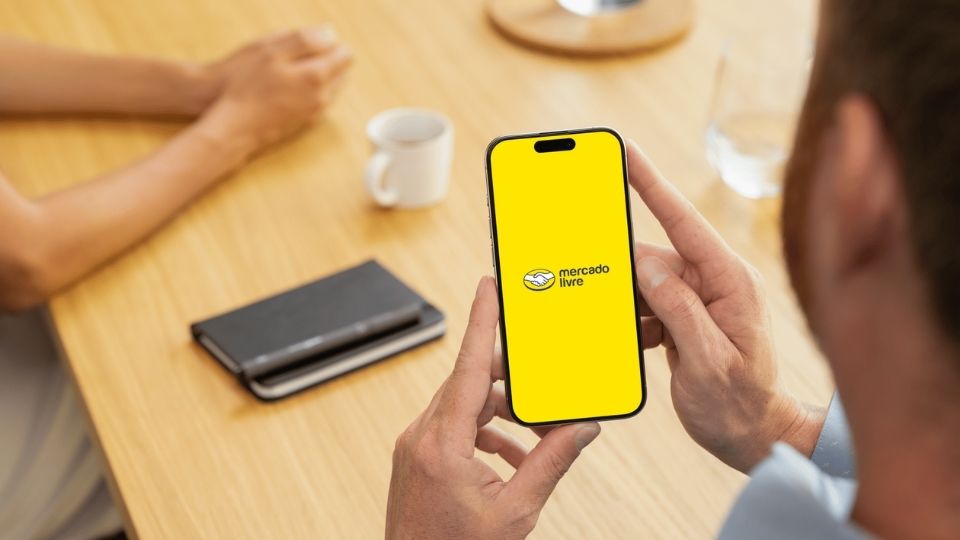 Pessoa segurando smartphone com aplicativo Mercado Livre aberto